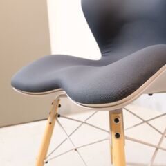MTG カイロプラクティックのノウハウをヒントに生まれたStyle(スタイル)ブランドよりStyle Chair PM（スタイルチェア ピーエム)。身体に負担の少ない姿勢をサポートするアームレスチェアの画像