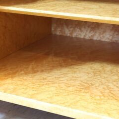 IDC OTSUKA(大塚家具)取扱いブランド、MATSUSO(松創)のテレビボードです。稀少なバーズアイ・メープルを使用した高級感のあるクラシックなローボードはリビングを洗練された印象に。の画像