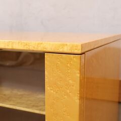 IDC OTSUKA(大塚家具)取扱いブランド、MATSUSO(松創)のテレビボードです。稀少なバーズアイ・メープルを使用した高級感のあるクラシックなローボードはリビングを洗練された印象に。の画像