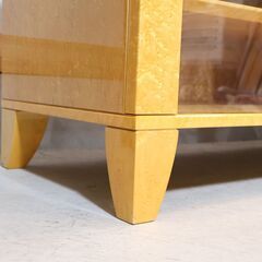 IDC OTSUKA(大塚家具)取扱いブランド、MATSUSO(松創)のテレビボードです。稀少なバーズアイ・メープルを使用した高級感のあるクラシックなローボードはリビングを洗練された印象に。の画像