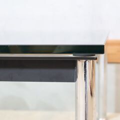 Cassina ixc.(カッシーナ イクスシー)で取り扱われているル・コルビジェ デザインLC10-P ローテーブル。クリアーガラスとスチール脚のシンプルなリビングテーブル。名作デザイナーズ家具！の画像