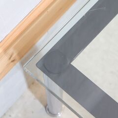 Cassina ixc.(カッシーナ イクスシー)で取り扱われているル・コルビジェ デザインLC10-P ローテーブル。クリアーガラスとスチール脚のシンプルなリビングテーブル。名作デザイナーズ家具！の画像