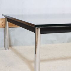 Cassina ixc.(カッシーナ イクスシー)で取り扱われているル・コルビジェ デザインLC10-P ローテーブル。クリアーガラスとスチール脚のシンプルなリビングテーブル。名作デザイナーズ家具！の画像