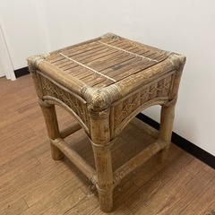 無料 古びた腰かけ イスの画像