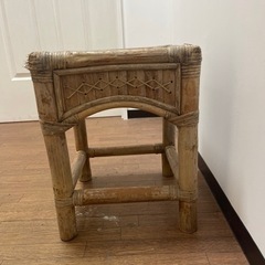 無料 古びた腰かけ イスの画像