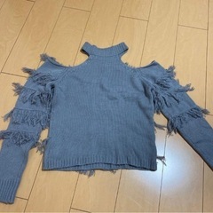 ラティーナ　フリンジ肩出しニットの画像