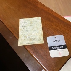 革のソファとカリモクのサイドテーブルの画像