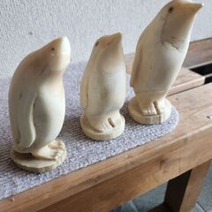 鯨の歯で出来たペンギンの置物です。🐧