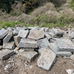 【庭石を無料でプレゼント❗️】赤ボサ石、根府川石、相木石､小松石、青石　他の画像