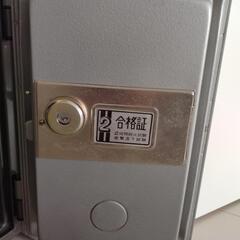 【引取限定】クラウン　耐火金庫の画像