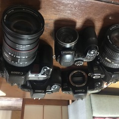飾りのフィルムカメラとデジタルカメラです