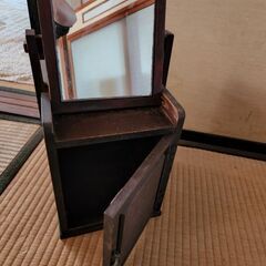 和室にぴったり。　鏡付きの収納箱。の画像