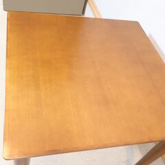 人気のkarimoku60(カリモク60+) ダイニングテーブル800です。レトロでスッキリしたデザインが圧迫感もなく2人暮らしなどにもおススメのシンプルな木製食卓♪男前インテリアや北欧スタイルにも。