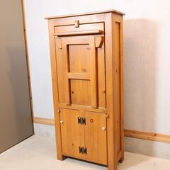 AUNT STELLA'S(アントステラ)のDrop Front Hutch(ドロップフロントハッチ) キャビネット。デスクの天板を畳んで収納することができる個性的なデザイン。本棚や飾り棚としても♪の画像