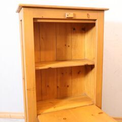 AUNT STELLA'S(アントステラ)のDrop Front Hutch(ドロップフロントハッチ) キャビネット。デスクの天板を畳んで収納することができる個性的なデザイン。本棚や飾り棚としても♪の画像