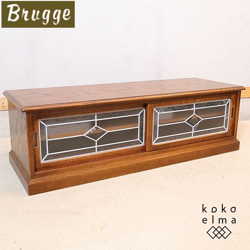 MITSUKOSHI(三越家具)の高級家具、Brugge(ブルージュ)のオーク材 ローボードです。前扉にステンドグラスを使用した上品でクラシックなデザインのテレビボード。/カントリーハウス