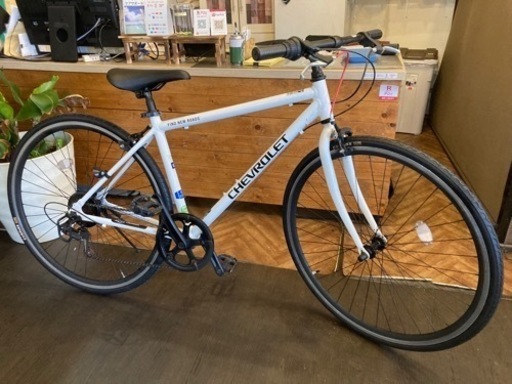【CHEVROLET 前後タイヤ・チューブ新品！】アルミフレーム　6段変速　700×28cクロスバイク　ホワイト