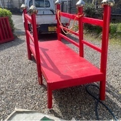 木造の赤い橋と柵(和風で縁起物っぽい)の画像