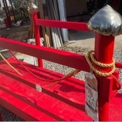 木造の赤い橋と柵(和風で縁起物っぽい)の画像