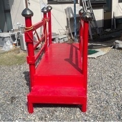 木造の赤い橋と柵(和風で縁起物っぽい)の画像