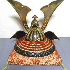 美術工芸●端午の節句 出世 鎧★鉄製 大型兜飾り 座布団付★幅約44ｃｍ 奥行約30ｃｍ 高さ約40ｃｍ 4.4ｋｇ◎かぶと 武具 金属製 甲冑◎の画像
