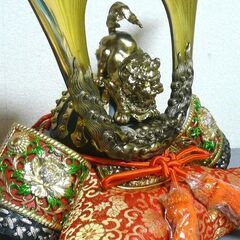 美術工芸●端午の節句 出世 鎧★鉄製 大型兜飾り 座布団付★幅約44ｃｍ 奥行約30ｃｍ 高さ約40ｃｍ 4.4ｋｇ◎かぶと 武具 金属製 甲冑◎の画像