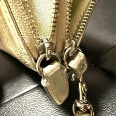 最終お値下げ❣️COACHコーチ（鑑定済み）✨️チャーム付き❣️長財布 ウォレット✨️ゴールド シルバーの画像
