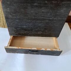変わった古いアジアンな家具です。の画像