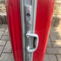 受け渡し先決定スーツケース大型赤の画像
