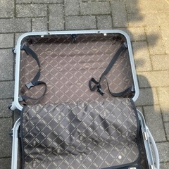 受け渡し先決定スーツケース大型赤の画像