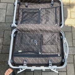 受け渡し先決定スーツケース大型赤の画像