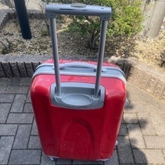 受け渡し先決定スーツケース大型赤の画像