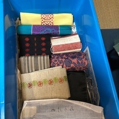 レトロな和装バッグと帯の画像