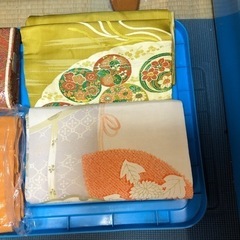 レトロな和装バッグと帯の画像