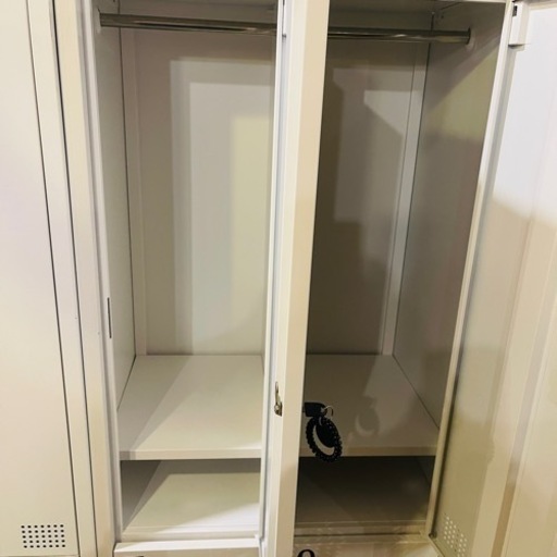 《売約済》【武蔵小山店】 【実質表示価格より最大２０％お値引き！！】 ロッカー　衣類収納　オフィス　ワードローブ　ハンガー　4人用　2点セット　検　8人　事務所　スマイル　更衣室　スチール　ホワイト