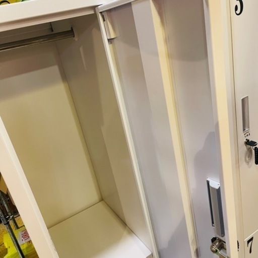 《売約済》【武蔵小山店】 【実質表示価格より最大２０％お値引き！！】 ロッカー　衣類収納　オフィス　ワードローブ　ハンガー　4人用　2点セット　検　8人　事務所　スマイル　更衣室　スチール　ホワイト