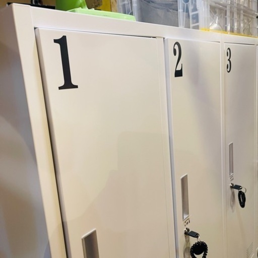 《売約済》【武蔵小山店】 【実質表示価格より最大２０％お値引き！！】 ロッカー　衣類収納　オフィス　ワードローブ　ハンガー　4人用　2点セット　検　8人　事務所　スマイル　更衣室　スチール　ホワイト