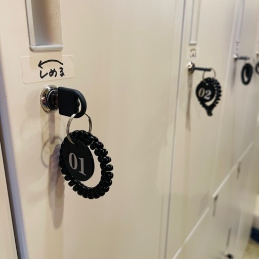 《売約済》【武蔵小山店】 【実質表示価格より最大２０％お値引き！！】 ロッカー　衣類収納　オフィス　ワードローブ　ハンガー　4人用　2点セット　検　8人　事務所　スマイル　更衣室　スチール　ホワイト