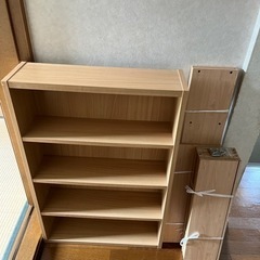 文庫本やCDな整理にぴったりな本棚。