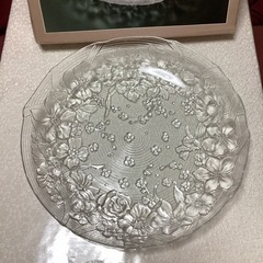 【未使用　カメイガラス花柄大皿】の画像