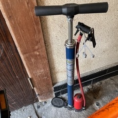 自転車 と空気入れの画像