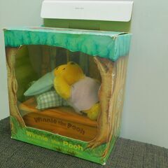 くまのプーさんグッズセット（ベッドタイプの小物入れ、バッグ入り２段ランチボックス、ピコピコハンマー）の画像