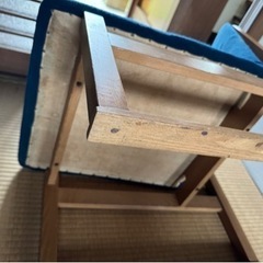 青い椅子 2脚の画像