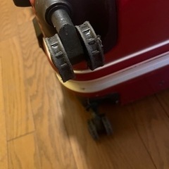 大きい赤いスーツケースの画像