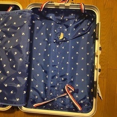 大きい赤いスーツケースの画像