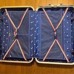 大きい赤いスーツケースの画像