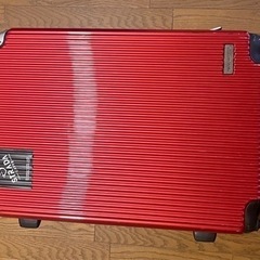 大きい赤いスーツケースの画像