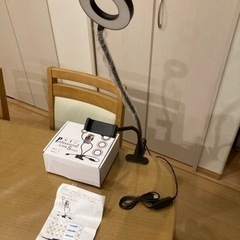ほぼ未使用 スマホスタンド ライト付き LEDリングライト クリップ式 T8-608の画像