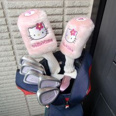 女性用FILAキャディーバッグとゴルフクラブとゴルフボール他になります。の画像