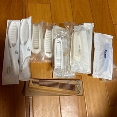 使い捨て歯ブラシ80本&くしと髭剃りの画像